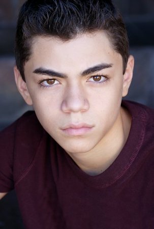 Adam-Irigoyen-Deuce-shake-it-up-16400673-303-450